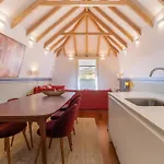 King Bed Suite, Loft With 3wc, Ac & Self-check-in.