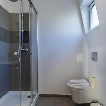 King Bed Suite, Loft With 3wc, Ac & Self-check-in. דירה *