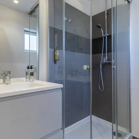Appartement King Bed Suite, Loft With 3wc, Ac & Self-check-in. *
